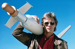 Top 10 des MacGyver ismes (qui peuvent être bien utiles dans la vie de tous les jours) MacGyver s1 Hopefully this set wont bomb 250w Top 10 des MacGyver ismes (qui peuvent être bien utiles dans la vie de tous les jours)