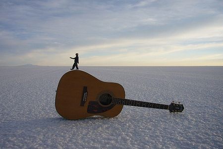 UYUNI Marcheur sur guitare Top 13 des idées de photos si vous allez un jour dans un désert de sel