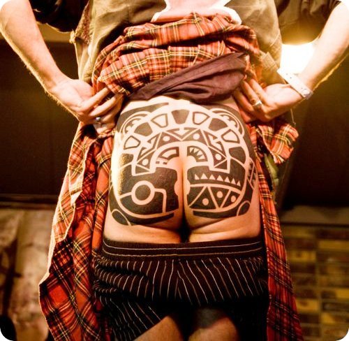fesse tatouee Top 12 des apparitions de fesses dacteurs connus dans des films non pornographiques