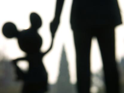 Top 10 des filles avec qui se la péter dans un parc d’attraction pour faire la Une des journaux genre on est un couple, hein Nicolas ? mickey Top 10 des filles avec qui se la péter dans un parc d’attraction pour faire la Une des journaux genre on est un couple, hein Nicolas ?