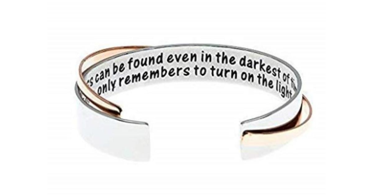 Un bracelet avec une citation de Dumbledore